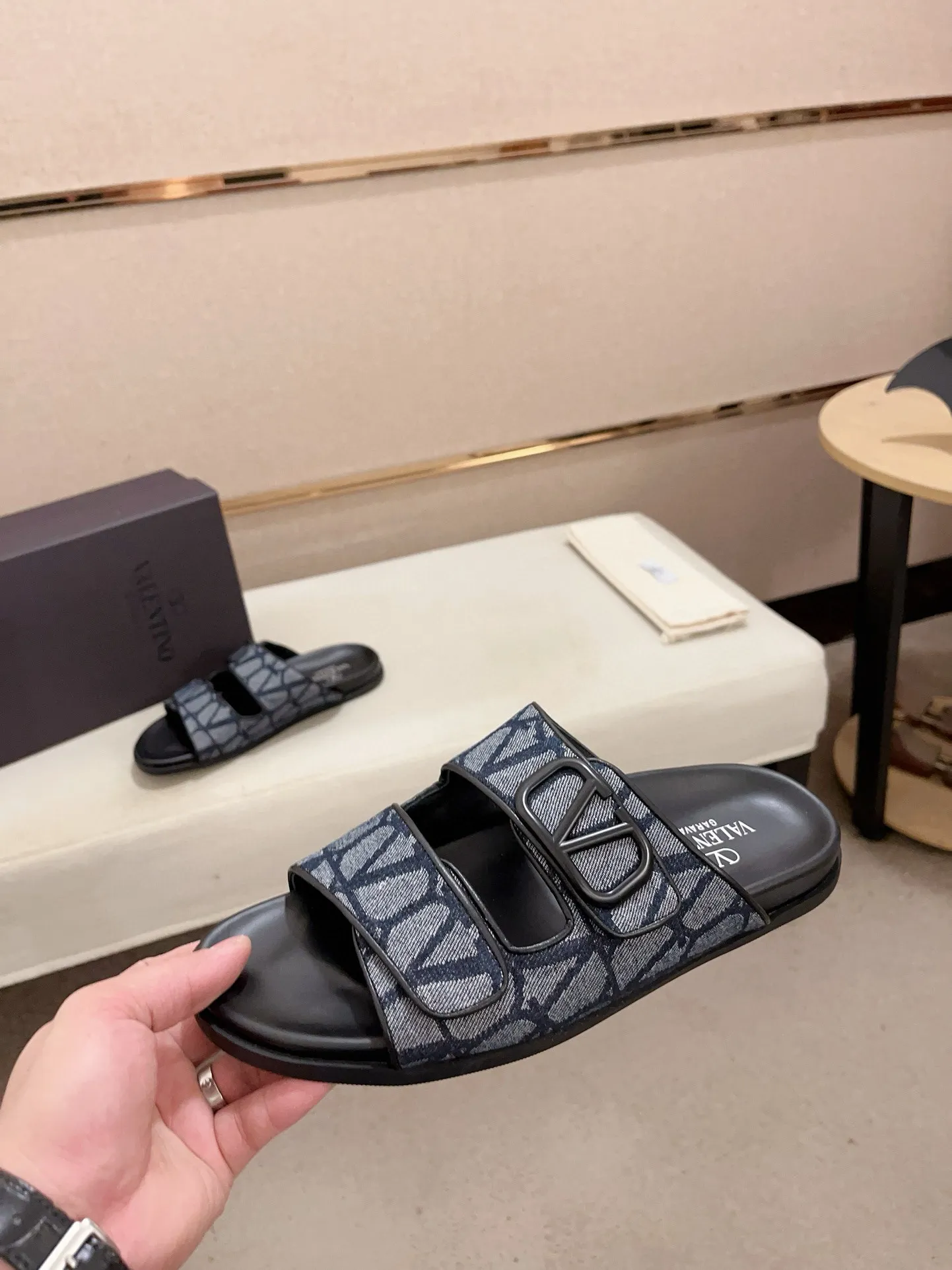 Men's shoes💰: 440💰[Valentino] New men's boutique slippers, counter quality, classic plaid, the actual workmanship is quite complex🔰The uppers are made of imported fabrics➕🐑Sheepskin lining, which tests the craftsman's craftsmanship➕original PU outsole. Size: 38-44 (45 can be customized, non-refundable)